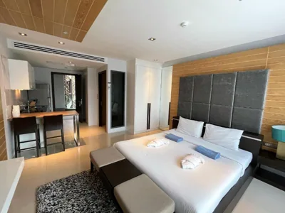 Deluxe King Studio — Emerald Terrace Apartments by Lofty